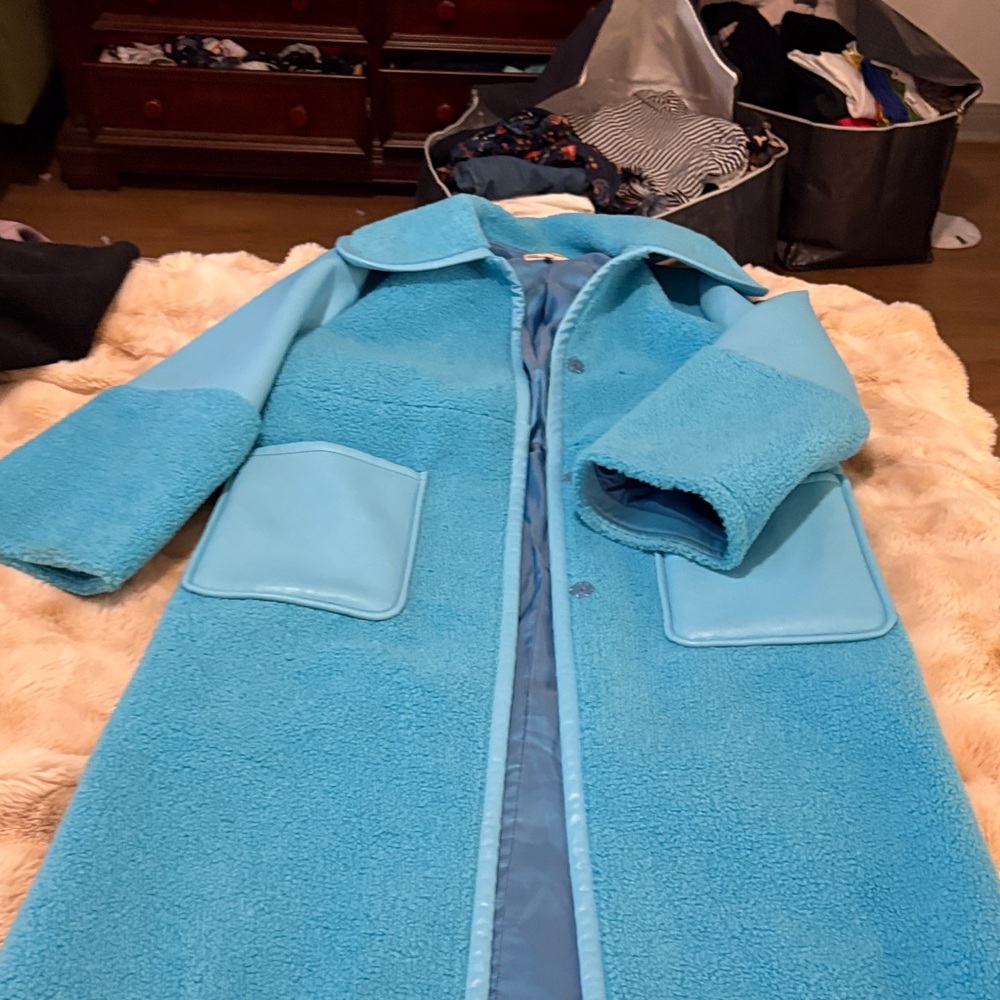 Elegant Turquoise Teddy and Leather Oversized Jacket - Picture 7 of 12